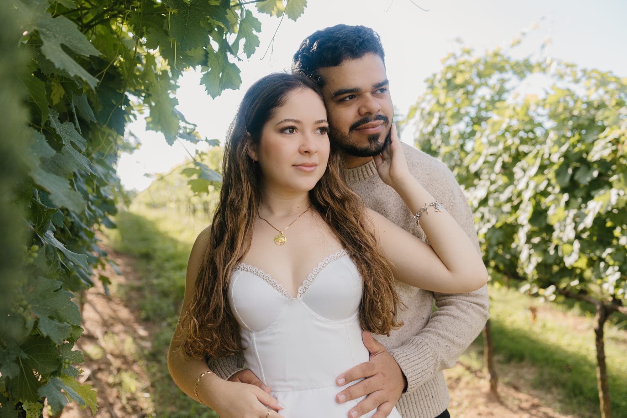 Casal abraçado entre as parreiras