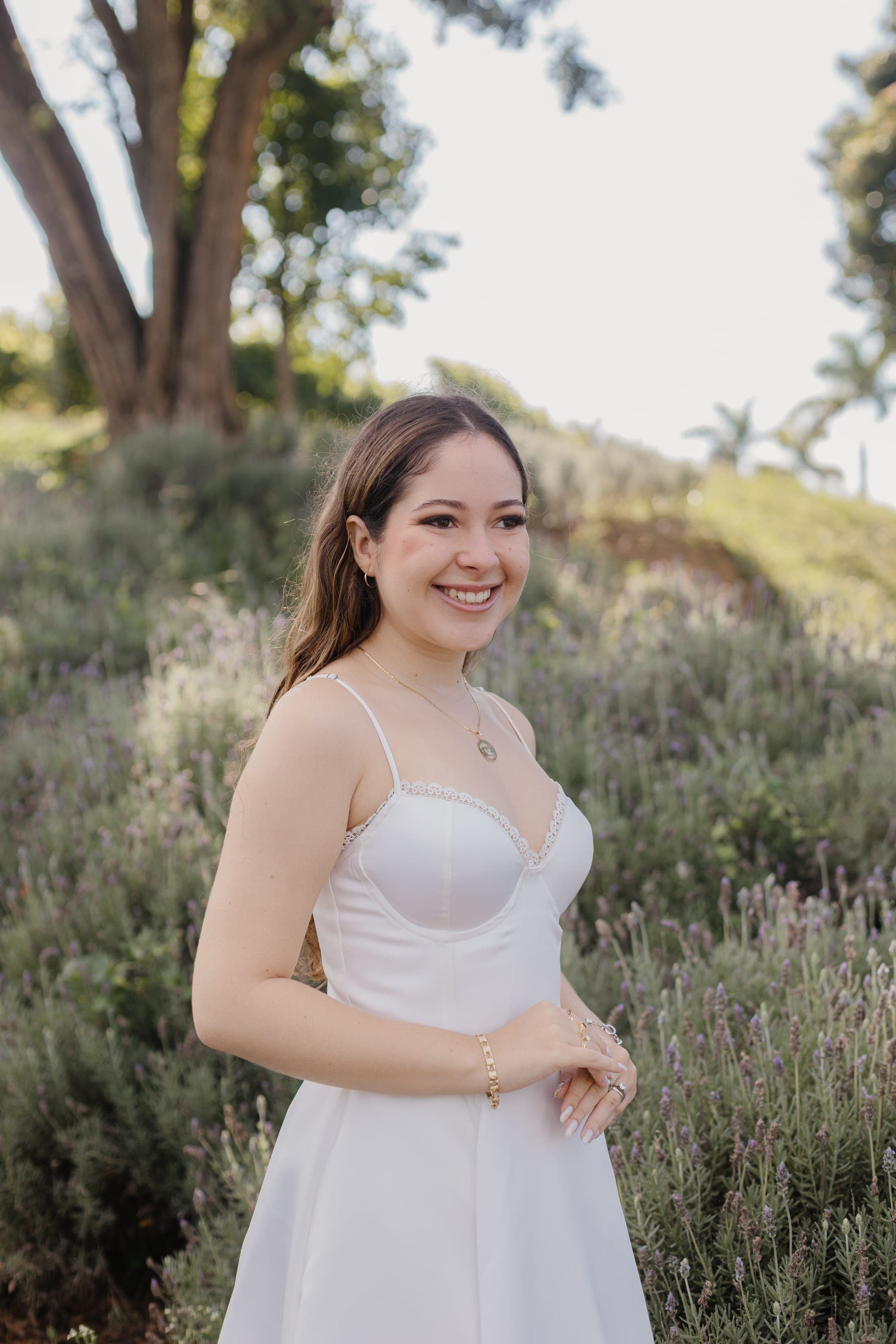 Noiva sorrindo entre arbustos de lavanda