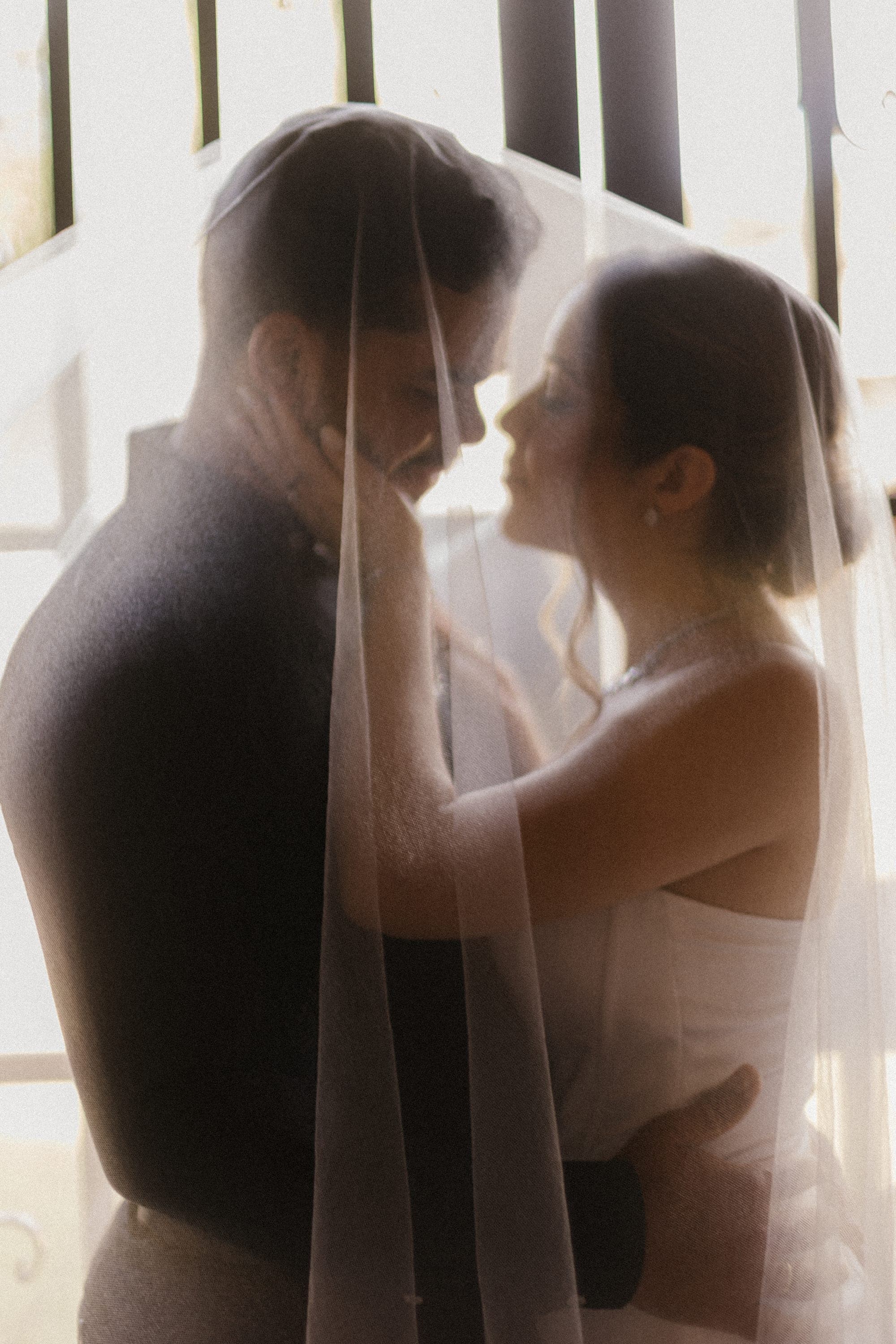Casal atrás do véu, em contraluz