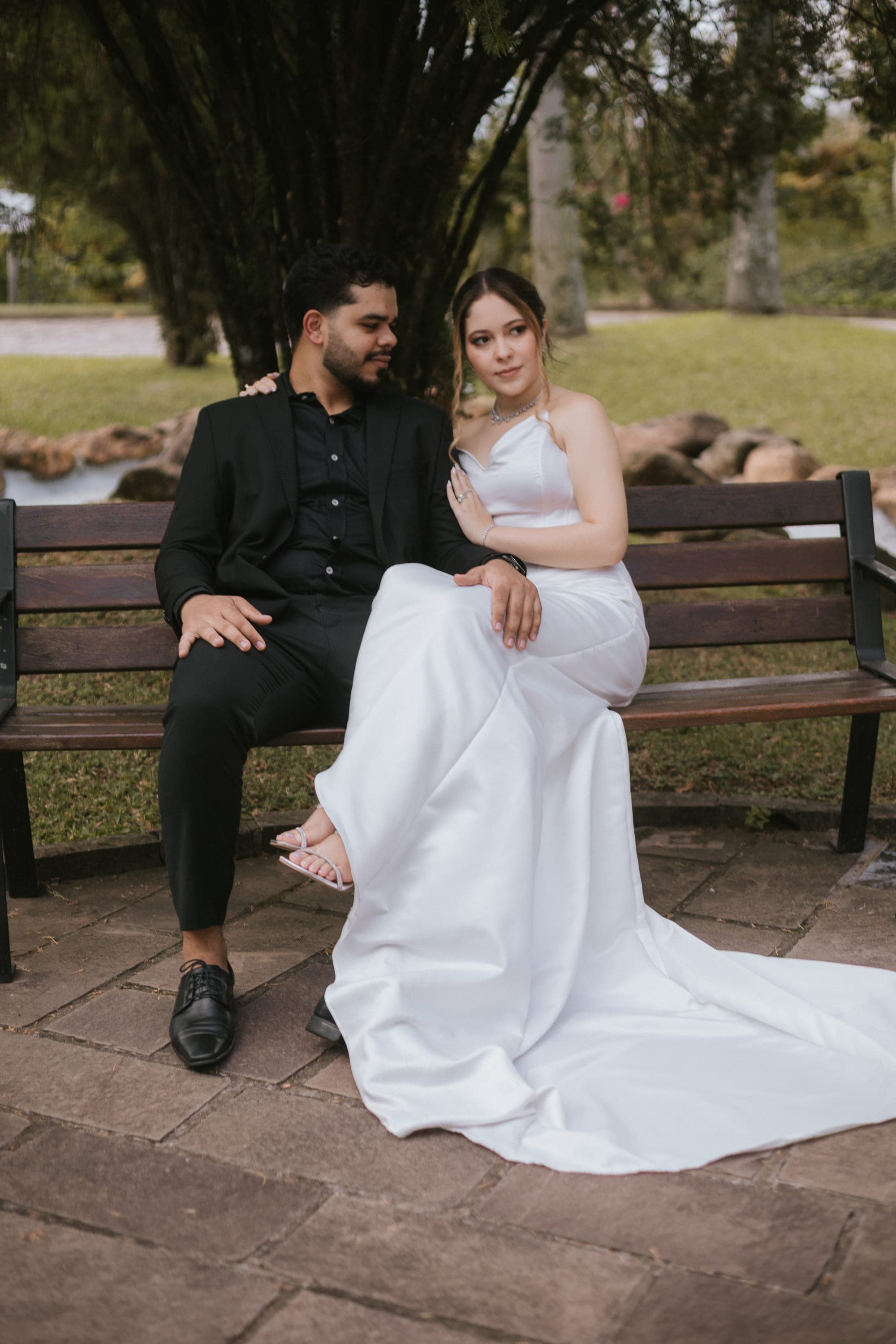 Casal sentado num banco do jardim, cauda estendida