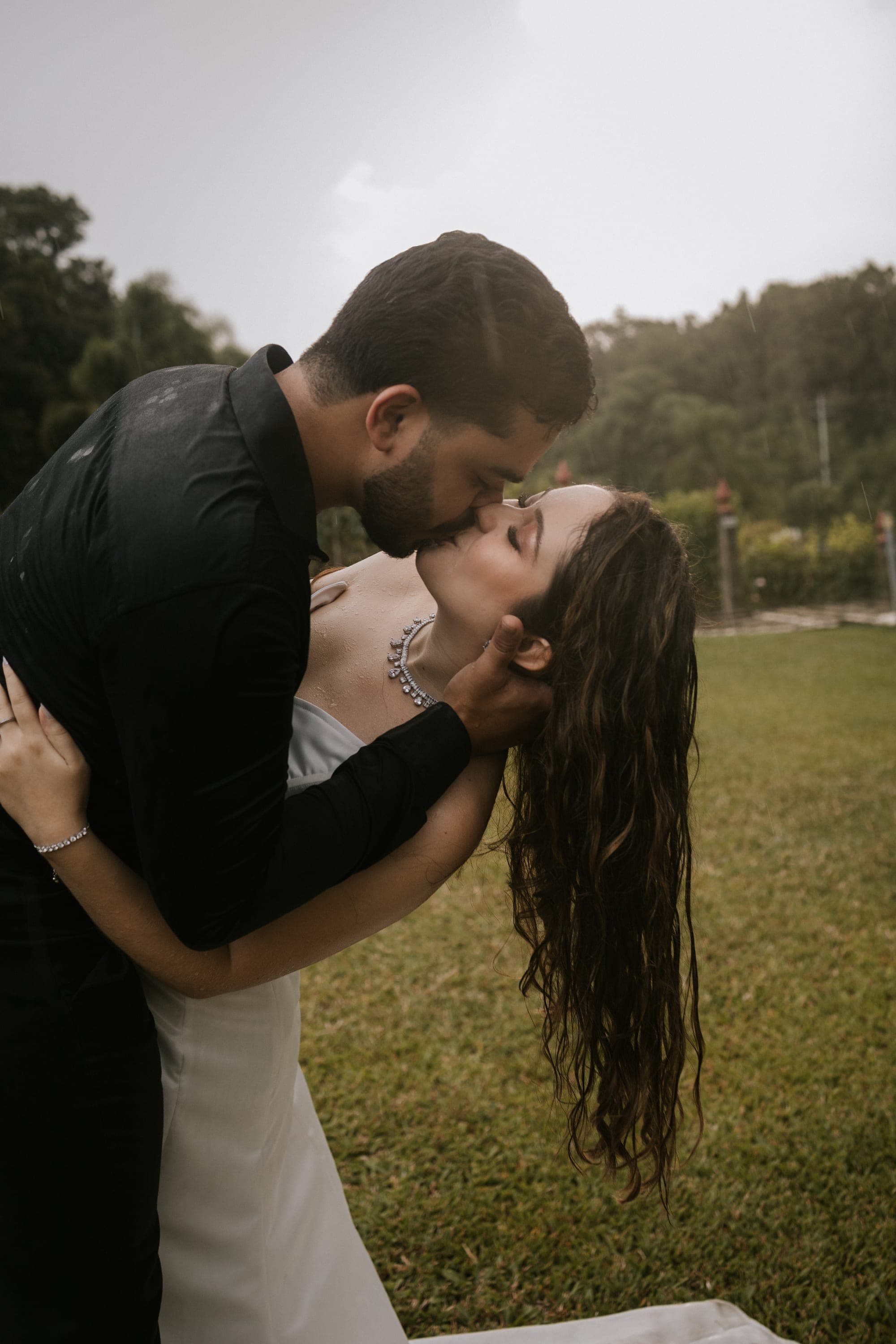 Beijo com o cabelo molhado de chuva