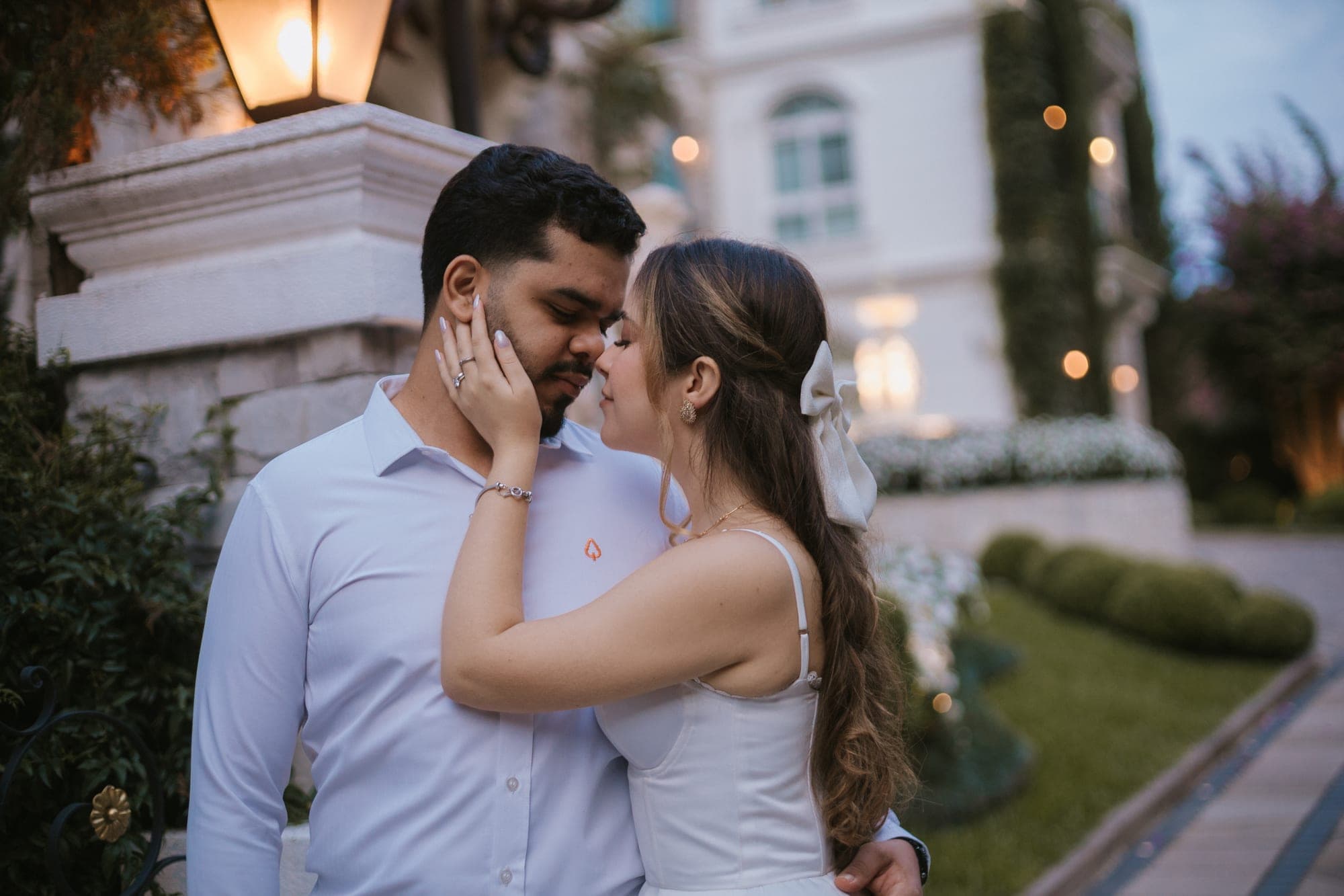 Casal de rosto colado, luz quente ao fundo