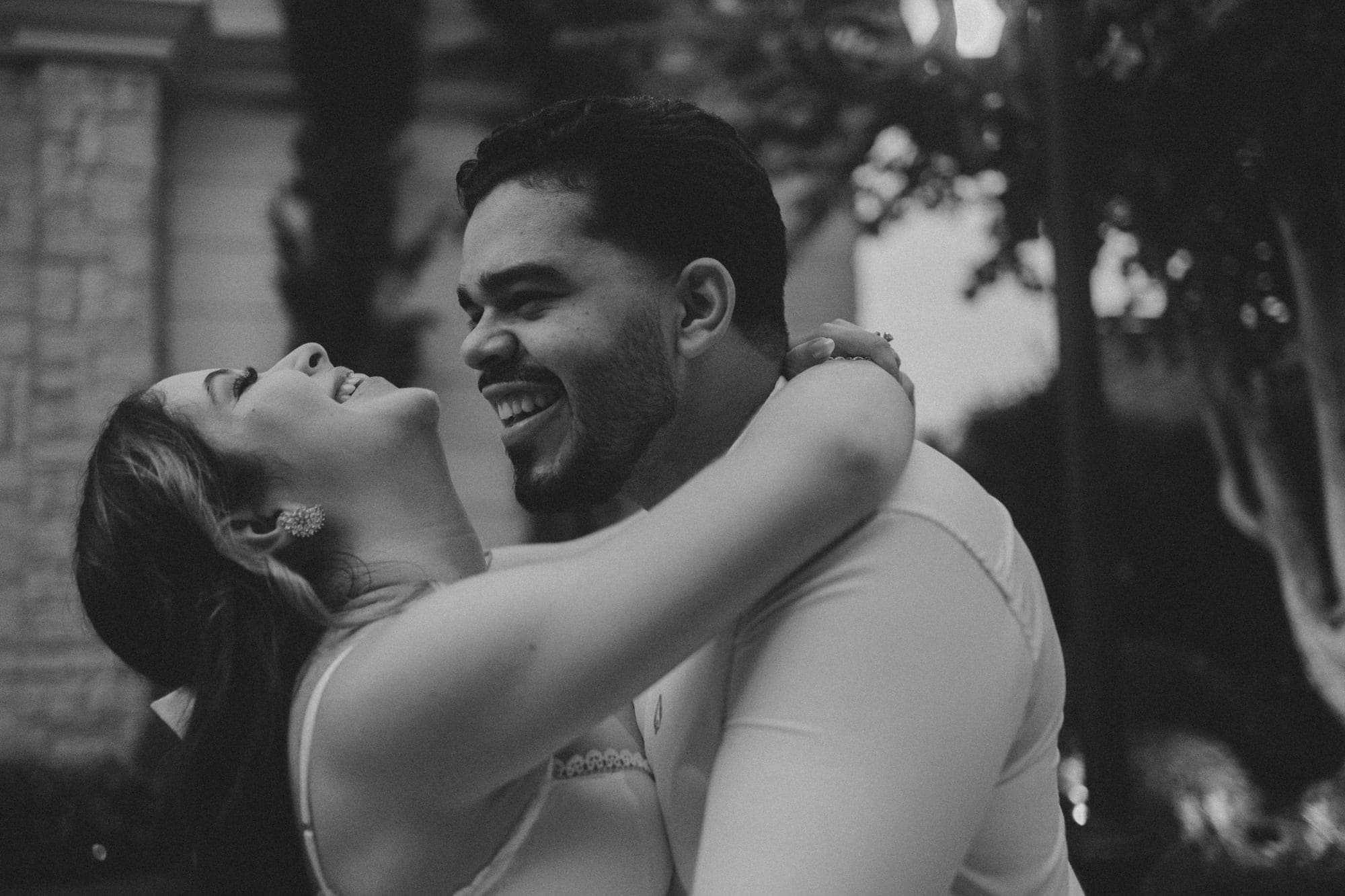 Casal rindo, em preto e branco