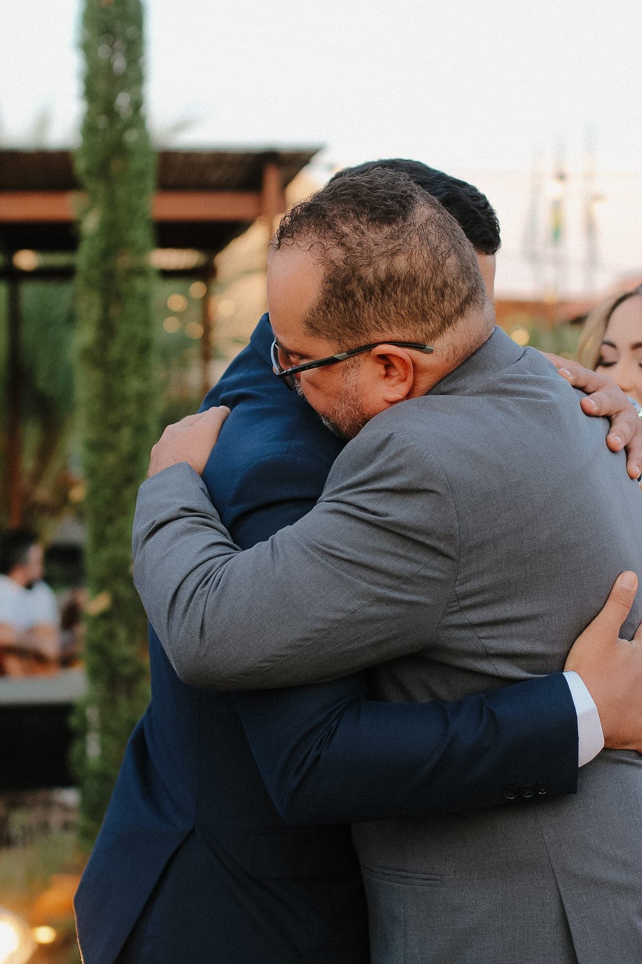 Abraço emocionado entre pai e noivo