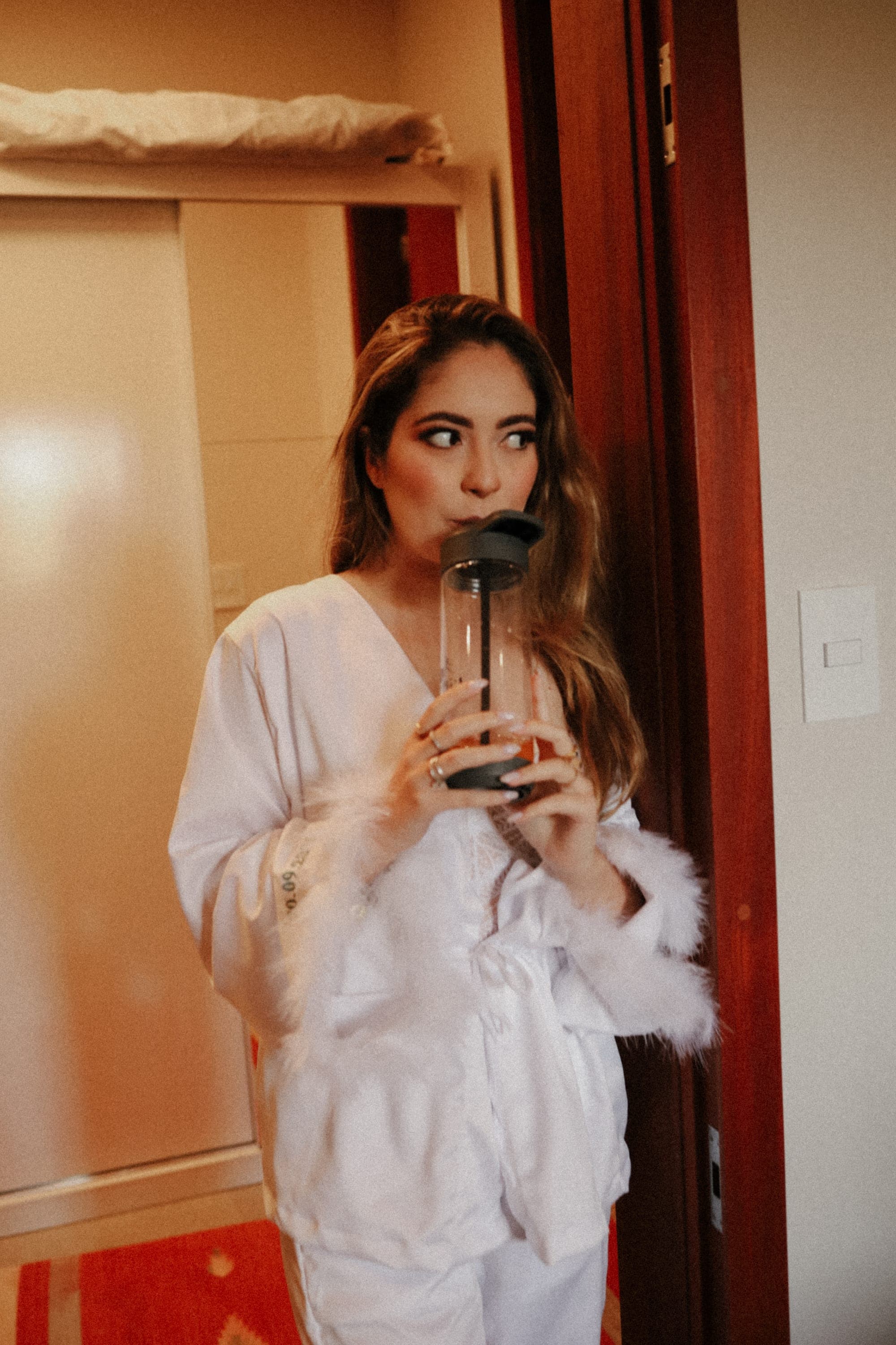 Noiva de roupão antes de vestir