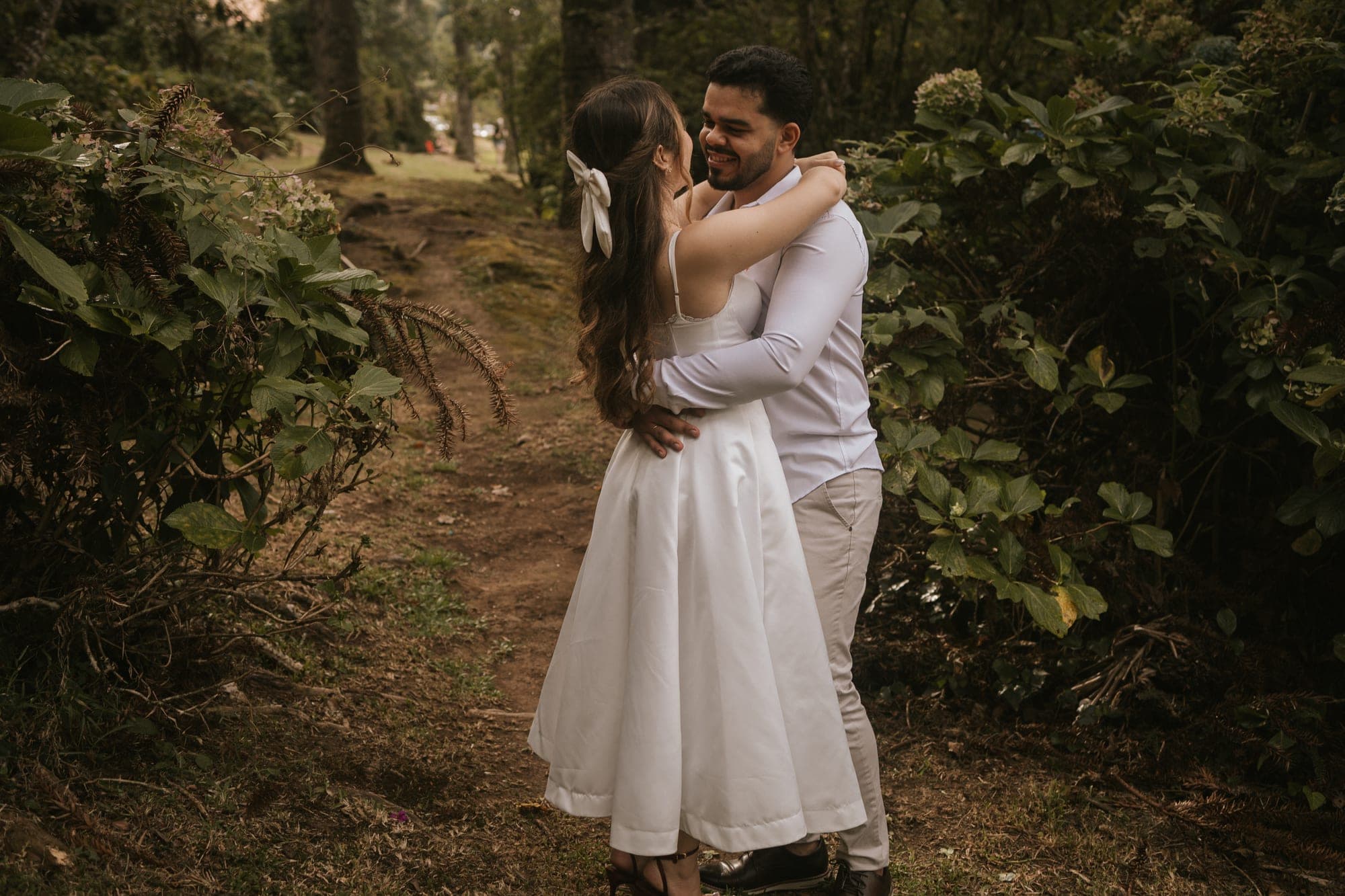 Casal abraçado no jardim